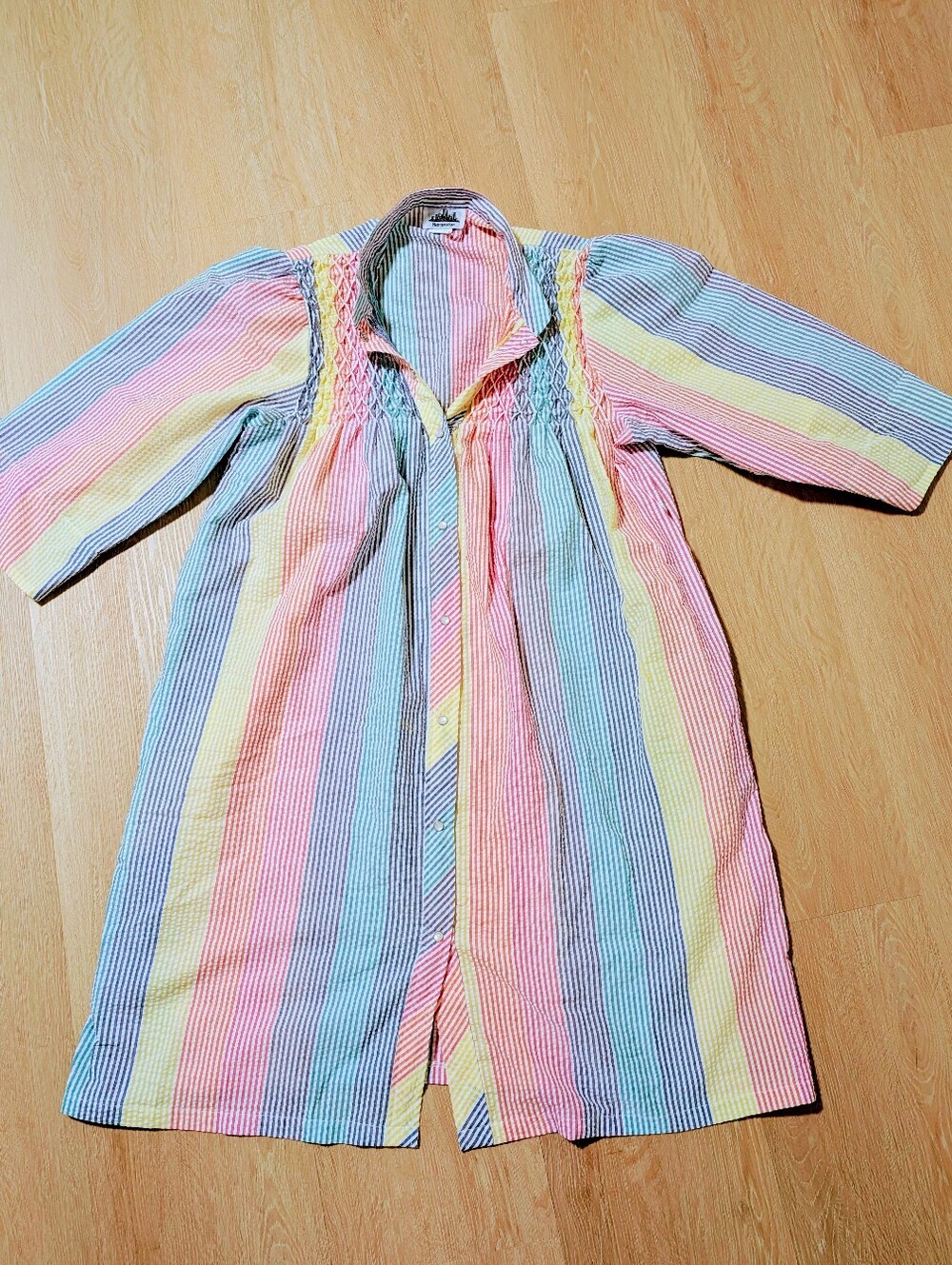 Vintage Metropolitan Women’s Large Rainbow Stripe Seersucker Snap Robe Housecoat